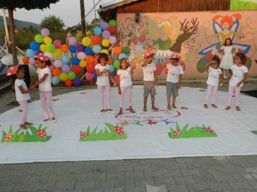 Anne Babalar Fındıkta &Ccedil;ocuklar Okulda