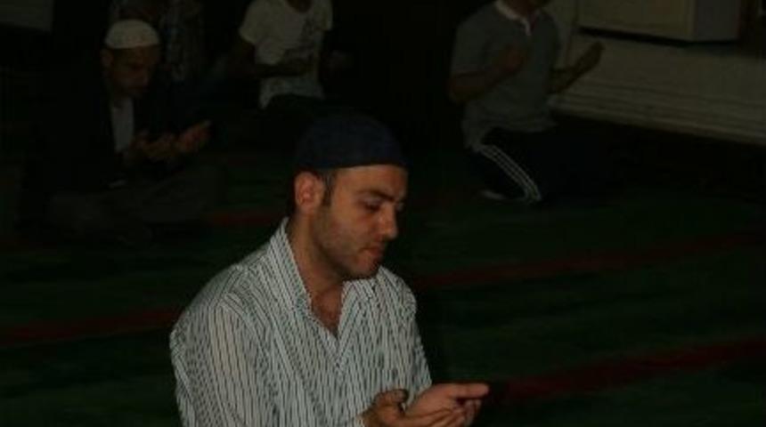 Gen&ccedil; M&uuml;siad &Uuml;yeleri Sabah Namazı Sonrası Acı Ve Zulm&uuml;n G&ouml;lgesinde Kalan M&uuml;sl&uuml;manlar İ&ccedil;in Dua Ettiler