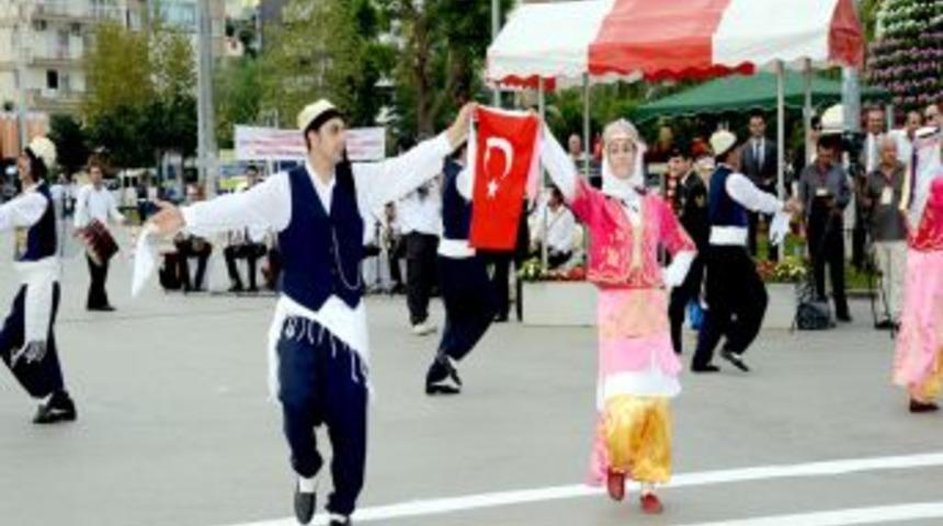 Halk Oyunları Ekibi G&ouml;z Kamaştırdı