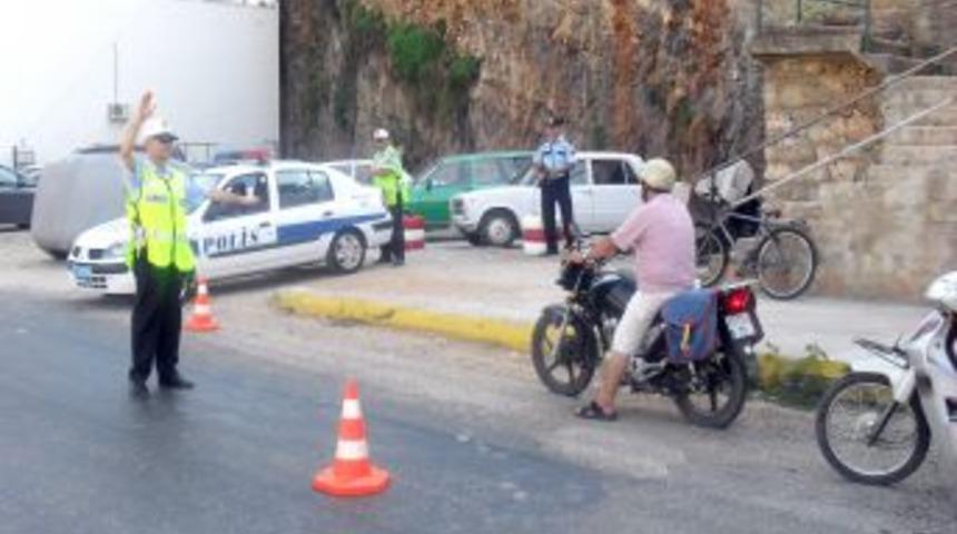 Finike'de Sağlıklı Trafik Akışı I&ccedil;in Uygulamalı Ara&ccedil; Denetimi Başlatıldı
