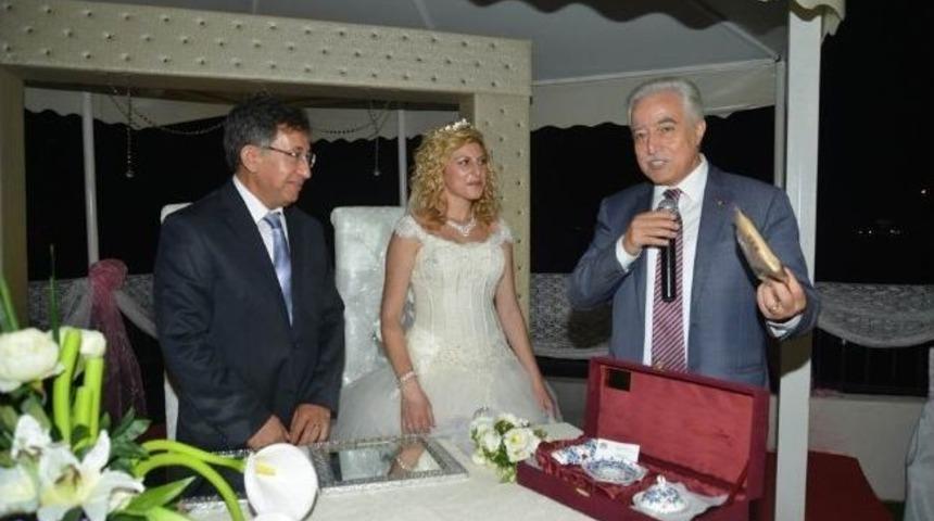 Mutlu G&uuml;nlerinde Aldırmaz Yanlarında