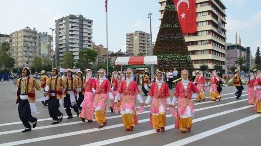 Halk Oyunları Ekibi G&ouml;z Kamaştırdı