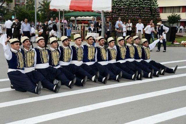 Halk Oyunları Ekibi Göz Kamaştırdı