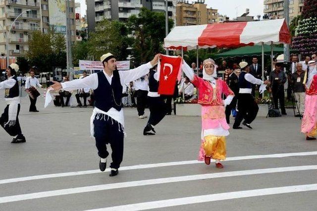 Halk Oyunları Ekibi Göz Kamaştırdı