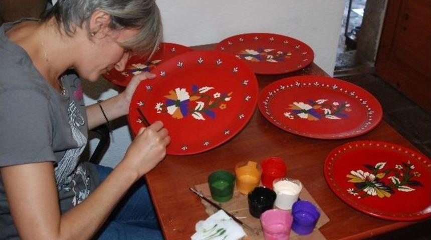 Yazma Desenleri Seramik Tabakları S&uuml;sl&uuml;yor