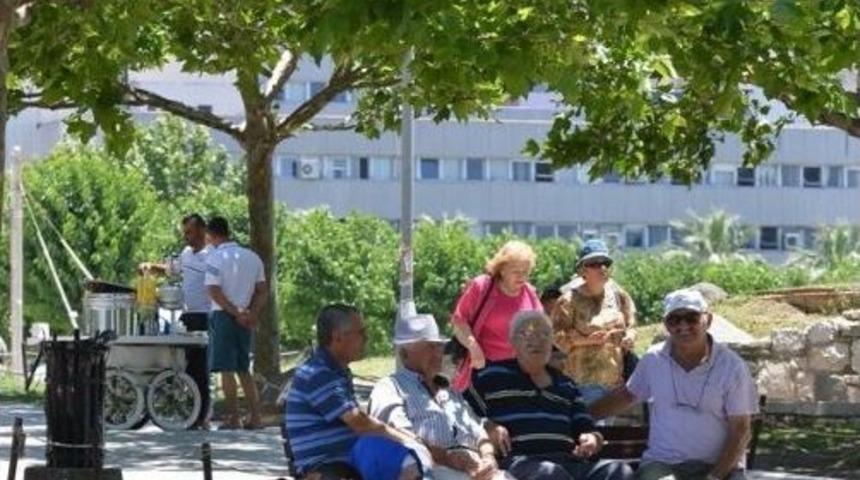 İzmir&rsquo;de Sıcak Hava Bunaltıyor