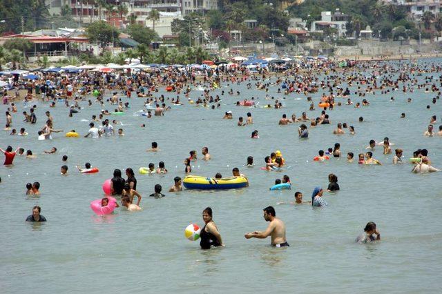 Sıcaktan Kaçanlar Yumurtalık Sahillerine Koştu