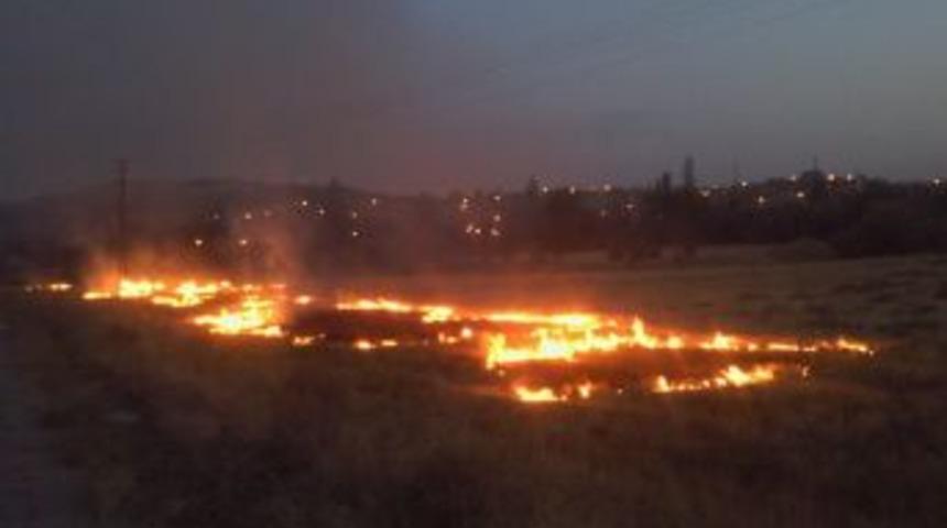 Yerk&ouml;y&rsquo;deki Anız Yangını Kısıtlı Suyla S&ouml;nd&uuml;r&uuml;ld&uuml;
