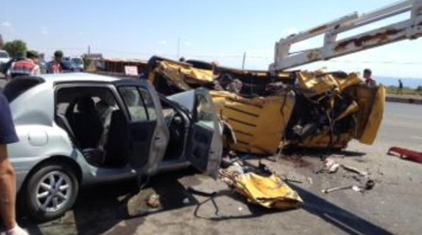 Bursa'da 3 Aracın Karıştığı Kazada 1&rsquo;i &Ccedil;ocuk 4 Kişi &Ouml;l&uuml;, 3 Yaralı