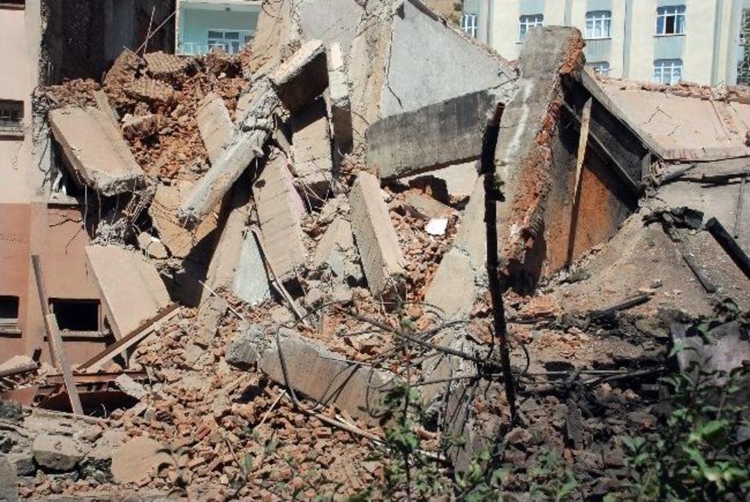 Polis Merkezi Binası &Ccedil;&ouml;kt&uuml;: 1 Yaralı