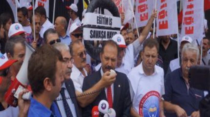 Savaş Karşıtları, Polis &Ouml;nlemi Olmayınca ABD El&ccedil;iliğinin Kapısına Kadar Y&uuml;r&uuml;d&uuml;