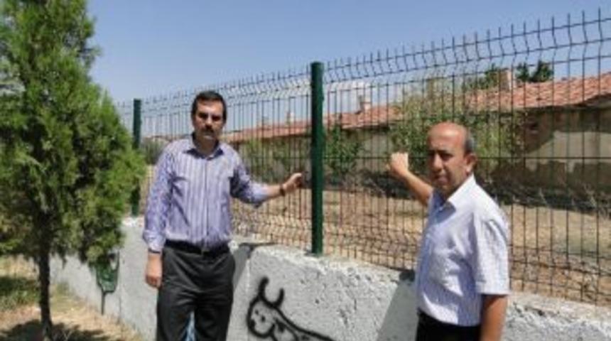 B&ouml;l&uuml;kbaşıoğlu&rsquo;nun Duvarları &Ccedil;it İle Y&uuml;kseltiliyor