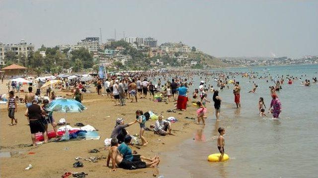 Sıcaktan Kaçanlar Yumurtalık Sahillerine Koştu