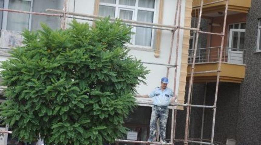 İskeleden D&uuml;şen Iş&ccedil;i Yaralandı