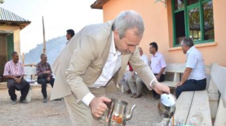 Belediye Başkanı, Kendi Elleriyle K&ouml;yl&uuml;lere &Ccedil;ay Ikram Etti