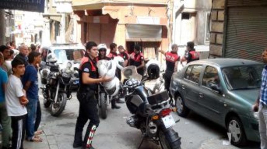 Beyoğlu'nda polise taşlı saldırı
