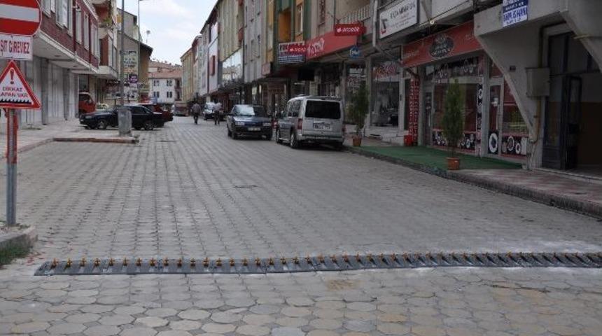 Sorgun&rsquo;da Tek Y&ouml;n Caddelere Kapan Yerleştirilmesi Devam Ediyor