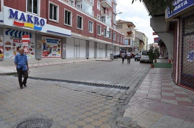 Sorgun’da Tek Yön Caddelere Kapan Yerleştirilmesi Devam Ediyor