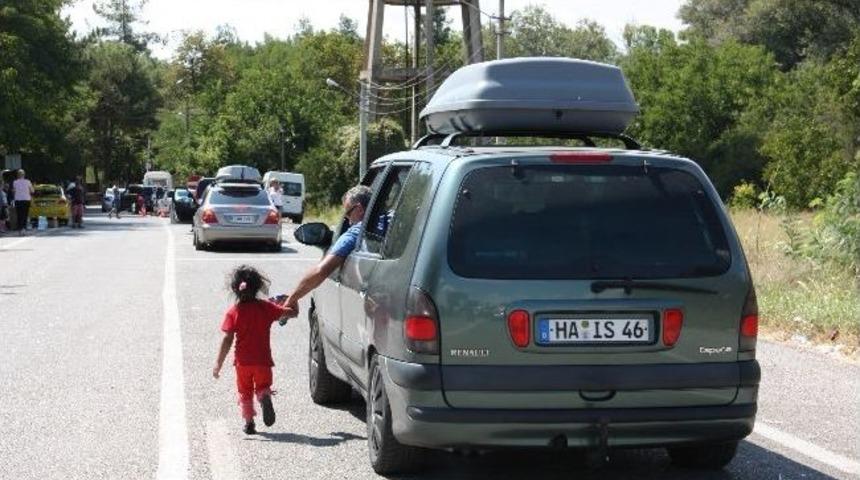 Edirne'de Sınır Kapısında Gurbet&ccedil;i Kuyruğu Devam Ediyor