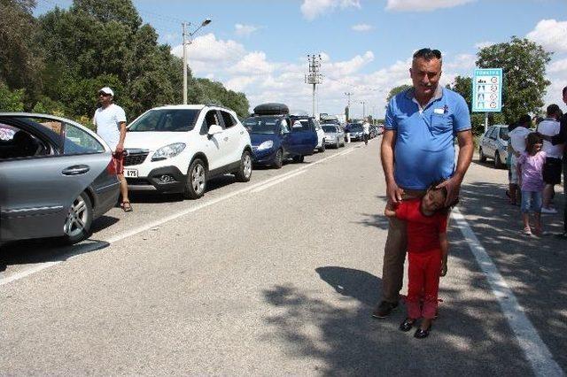 Edirne'de Sınır Kapısında Gurbetçi Kuyruğu Devam Ediyor