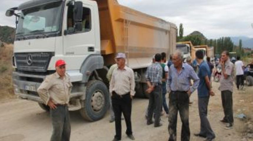 Kamyonlara Kızan K&ouml;yl&uuml;ler Trakt&ouml;rlerle Yolu Trafiğe Kapattı