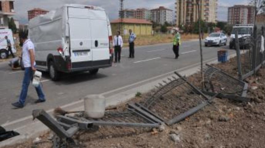 Minibüs 200 Metre Sürüklendi, Sürücüyü Emniyet Kemeri Kurtardı