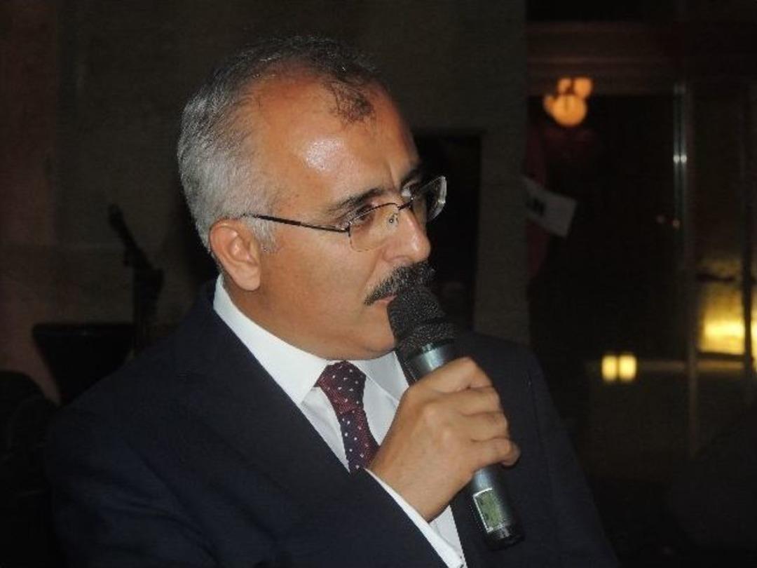 Vali Duruer, "h&uuml;r Ve &Ouml;zg&uuml;r Yaşayabilmemizi Atat&uuml;rk'e Bor&ccedil;luyuz"