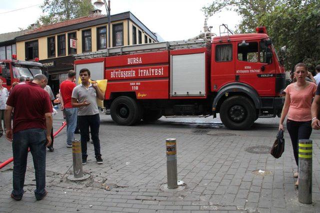 İş Hanı Alev Alev Yandı, Itfaiye Sokağa Giremedi