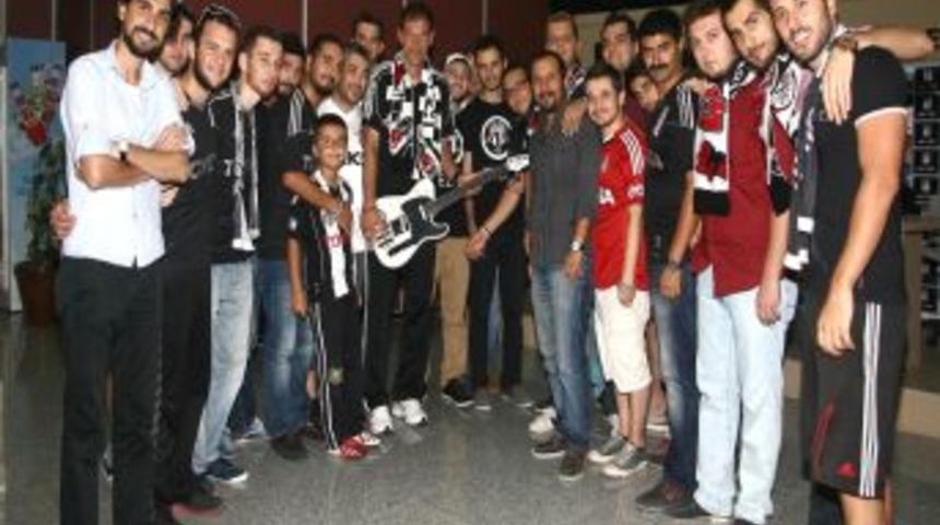 Bilic'ten, Taraftara Şampiyonluk Gecesinde Gitar &Ccedil;alma S&ouml;z&uuml;