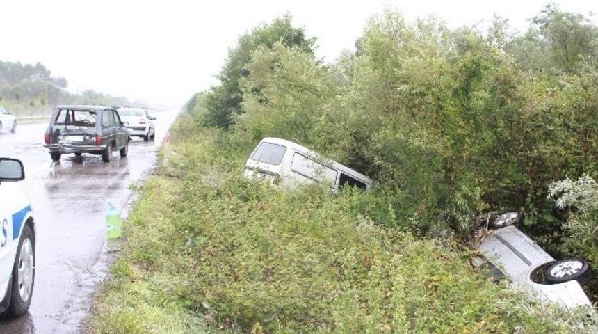 Kazaya Yardıma Gidenlere Minib&uuml;s &Ccedil;arptı: 5 Yaralı