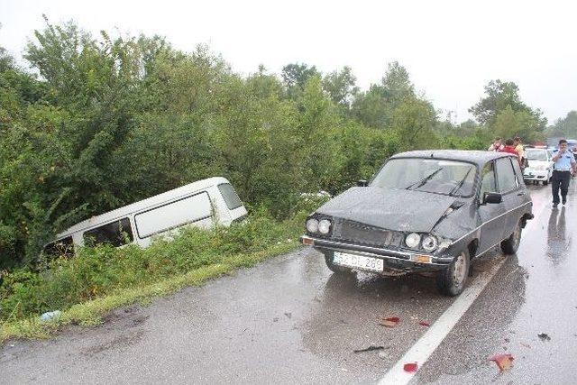 Kazaya Yardıma Gidenlere Minibüs Çarptı: 5 Yaralı