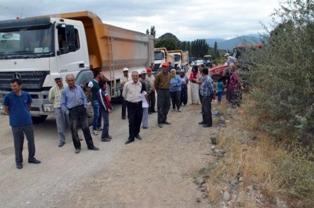 Tozdan Bunalan K&ouml;yl&uuml;ler Yol Kapattı