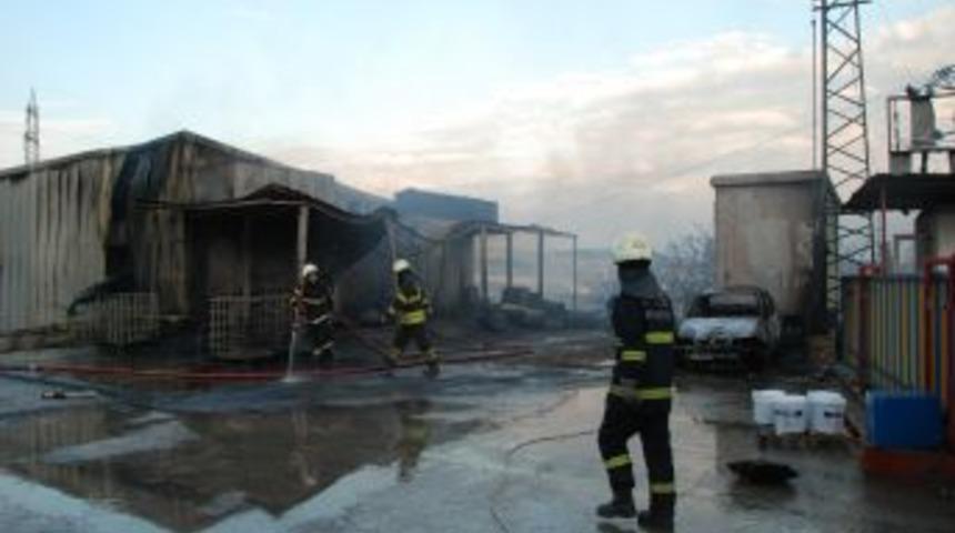 Boya Fabrikasında &Ccedil;ıkan Yangın Korkulu Anlar Yaşattı