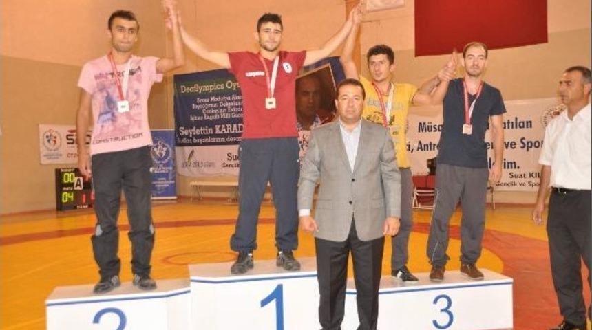 Yozgat Belediyesi G&uuml;reş Takımı &Ccedil;ankırı'da D&uuml;zenlenen M&uuml;sabakalarda Şampiyon Oldu