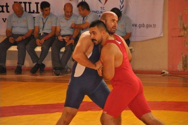 Yozgat Belediyesi Güreş Takımı Çankırı'da Düzenlenen Müsabakalarda Şampiyon Oldu