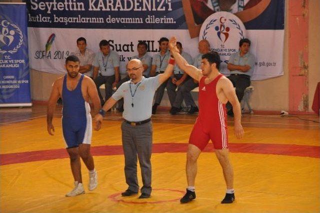 Yozgat Belediyesi Güreş Takımı Çankırı'da Düzenlenen Müsabakalarda Şampiyon Oldu