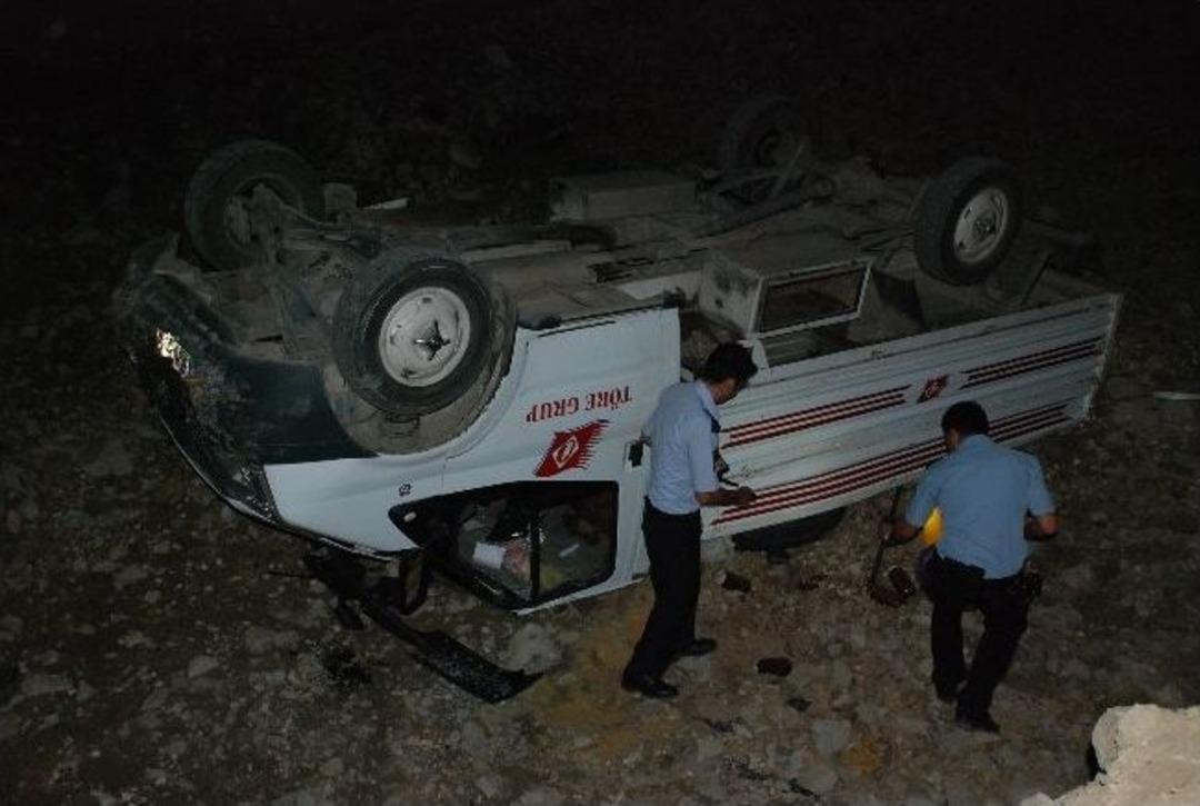 Kamyonet, Trafiğe Kapalı Yolda 10 Metrelik &Ccedil;ukura D&uuml;şt&uuml;: 5 Yaralı