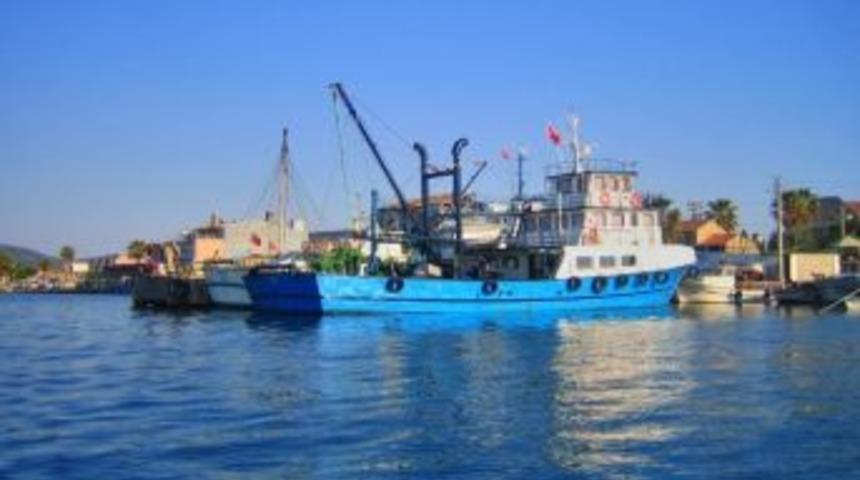 Urla Limanlarındaki Tekneler, Av Yasağının Bittiği Saatlerde Denize A&ccedil;ıldılar