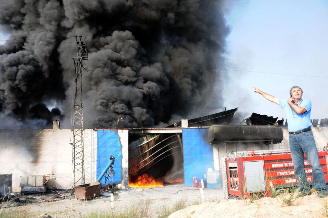 Plastik Fabrikası alev alev yandı