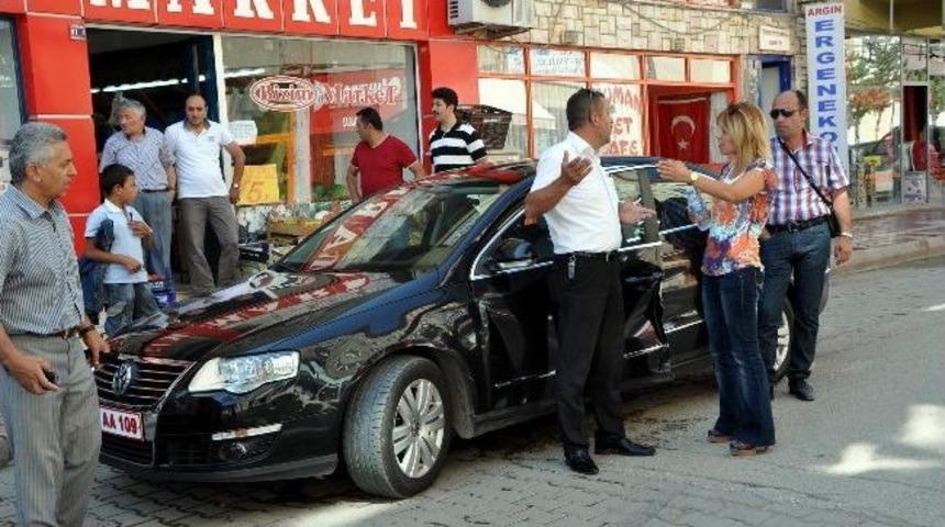 S&uuml;r&uuml;c&uuml; Kursu Otomobili Kaymakamın Makam Aracına &Ccedil;arptı
