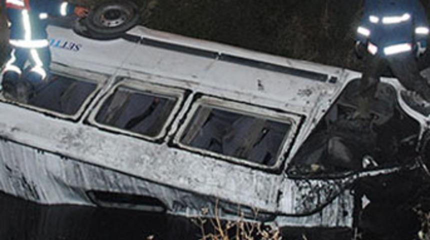 K&uuml;&ccedil;&uuml;k&ccedil;ekmece'de feci kaza : 12 yaralı