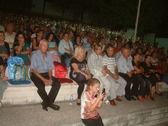 Burhaniye&rsquo;de G&ouml;n&uuml;l Dostlarından &Ouml;ren Konseri 2
