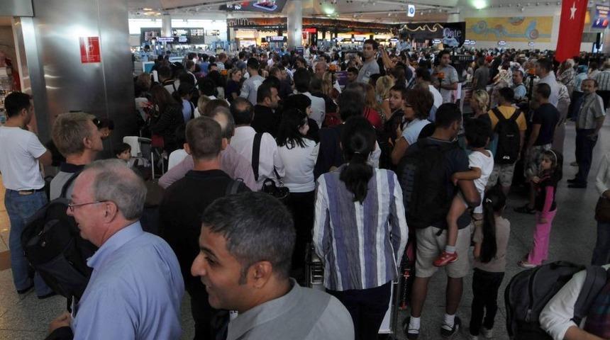 Atat&uuml;rk Havalimanı'nda D&ouml;n&uuml;ş &Ccedil;ilesi