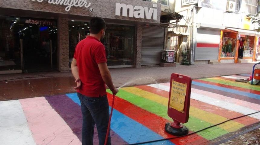 G&uuml;listan Caddesi, G&ouml;kkuşağı Renginde