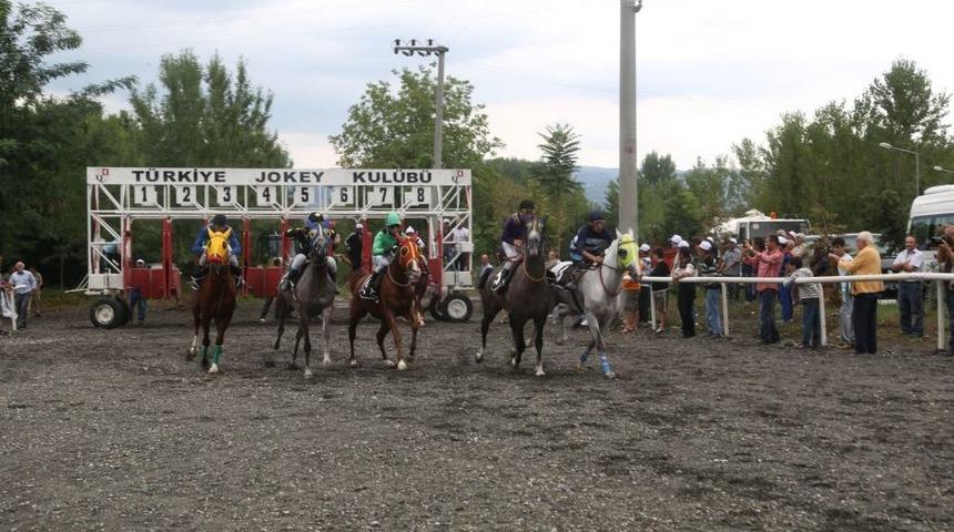 İsmail T&uuml;r&uuml;t Bindiği Atı Durduramayınca Korkusu Y&uuml;z&uuml;ne Yansıdı