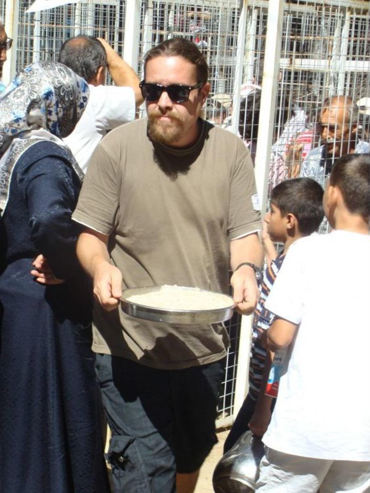 Kazanla Yapılan Keşkek, Kovalarla Dağıtıldı