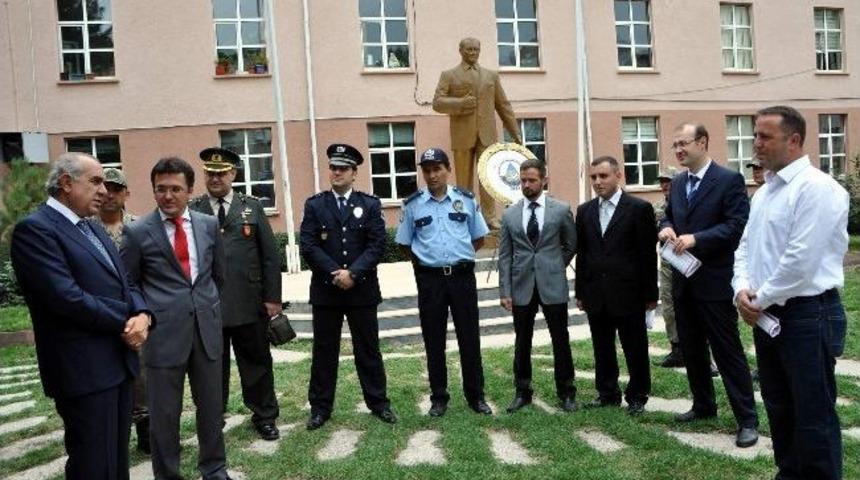 Suşehri'nde Başarılı Polislere &Uuml;st&uuml;n Başarı Belgesi Verildi