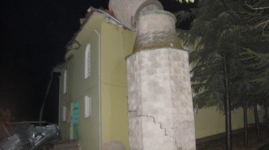 Kastamonu'daki Şiddetli Fırtına Minare Devirdi