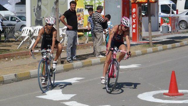 Tatvan’da 3. Triatlon Yarışları Yapıldı