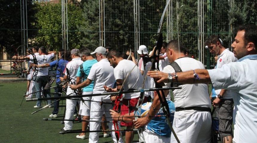 Ok&ccedil;ular T&uuml;rkiye Şampiyonası I&ccedil;in Yay &Ccedil;ekti